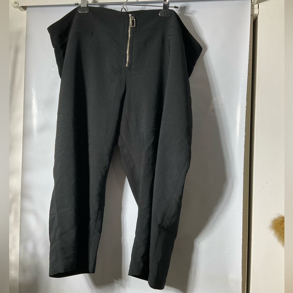 Plus Size Capri Pants - Black with zipper